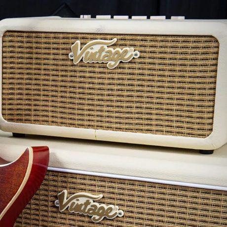 Amplificador de guitarra Vintage Retro 15w en acabado Vintage White con diseño retro