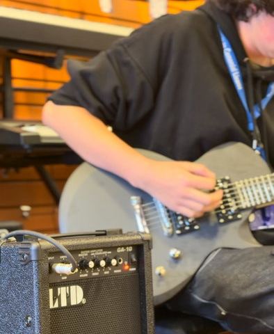🎸🔥 ¡EL TALENTO LINARENSE SUENA CON LTD EN AUDIOFANS! 🔥🎸 Hoy recibimos la visita de un talentoso joven estudian