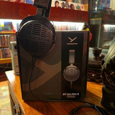 ✅Los Beyerdynamic DT 900 PRO X son audífonos de estudio premium con diseño abierto, optimizados principalmente